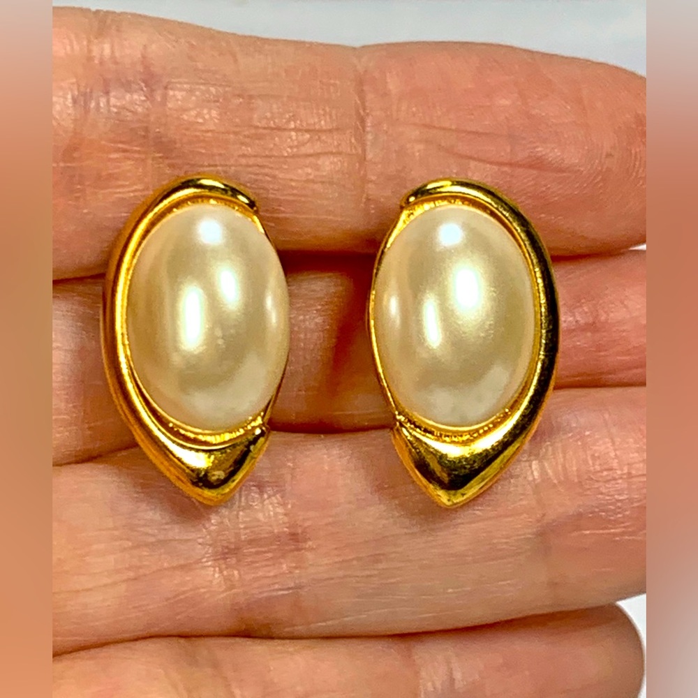 Vintage Napier Glass Pearl Comfy Clip On Earrings Droplet Shape
